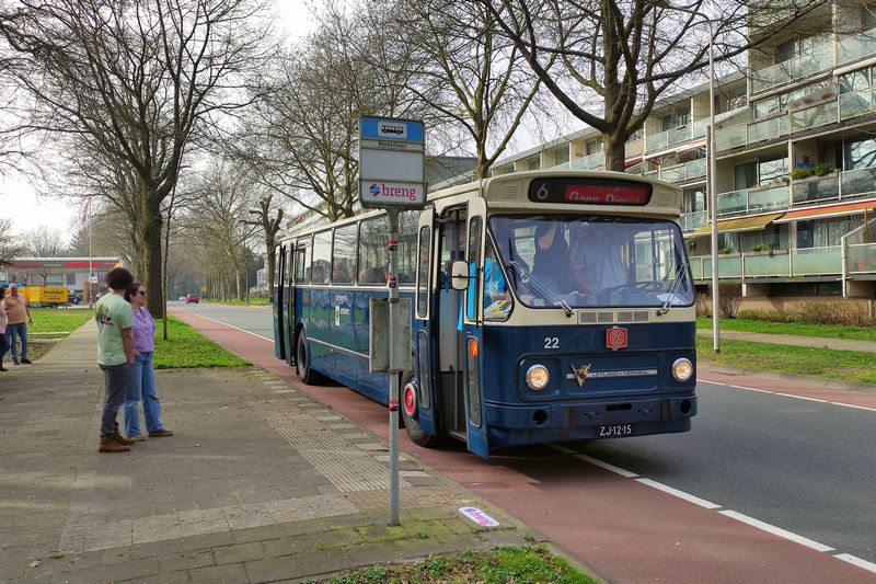 Rondrit met museumbussen door Arnhem